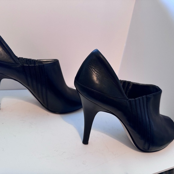 Beautiful 4’ leather heel by Guess - Picture 6 of 8